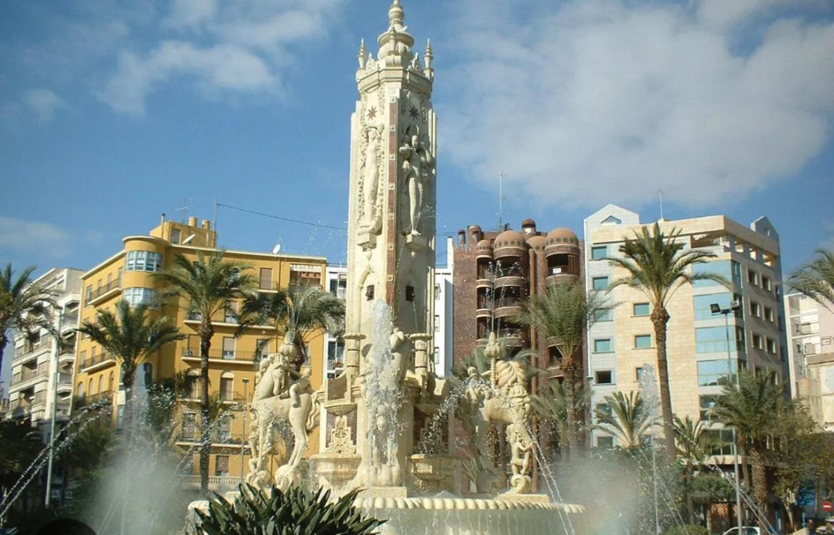 Centrally-Located, Spacious Flat At Historic Centre & Short Walk To Beach Аликанте Екстериор снимка