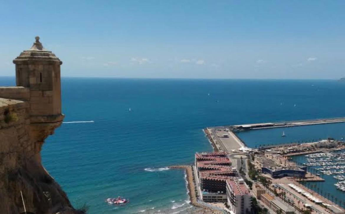 Centrally-Located, Spacious Flat At Historic Centre & Short Walk To Beach Аликанте Екстериор снимка