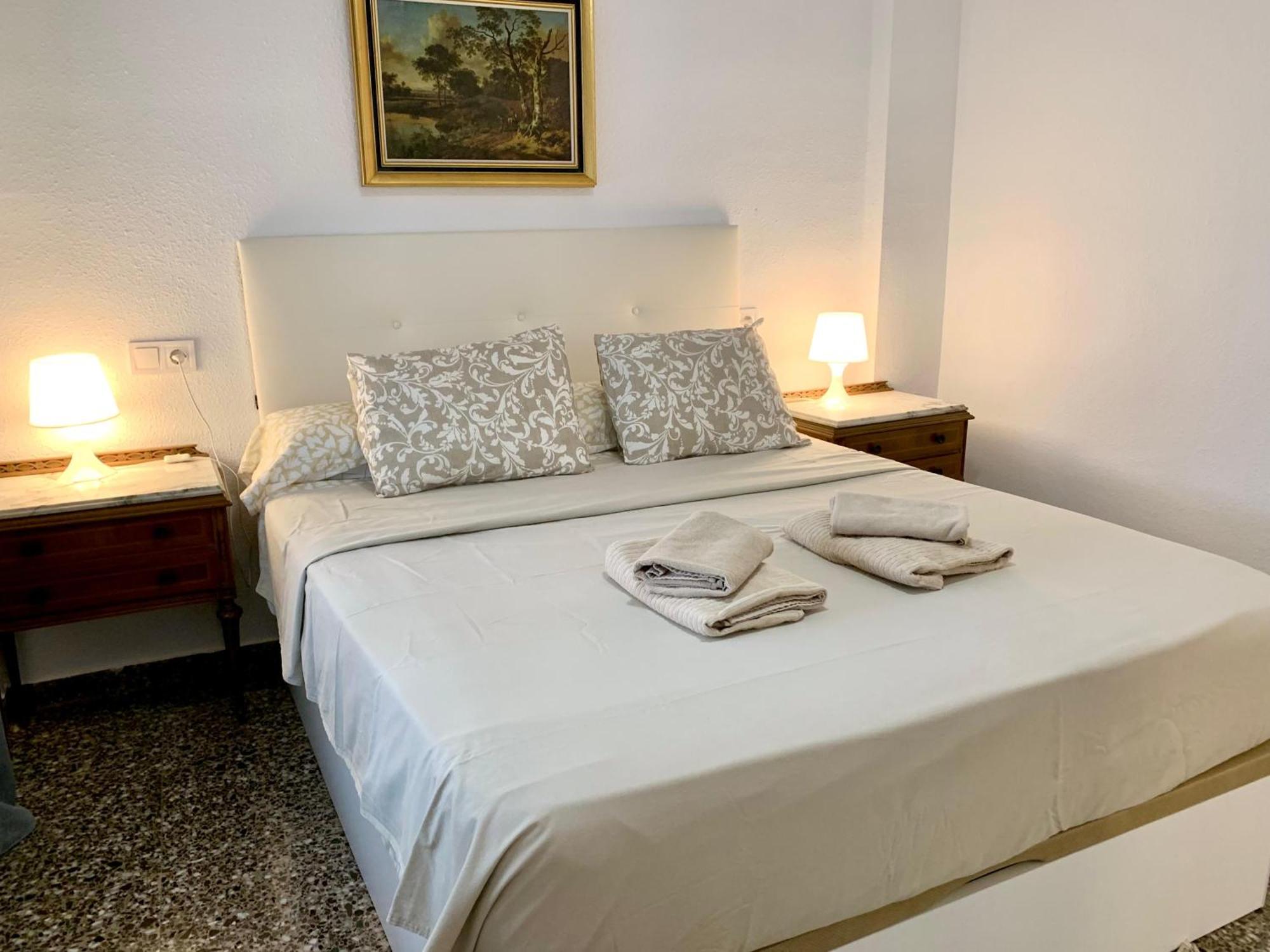 Centrally-Located, Spacious Flat At Historic Centre & Short Walk To Beach Аликанте Екстериор снимка
