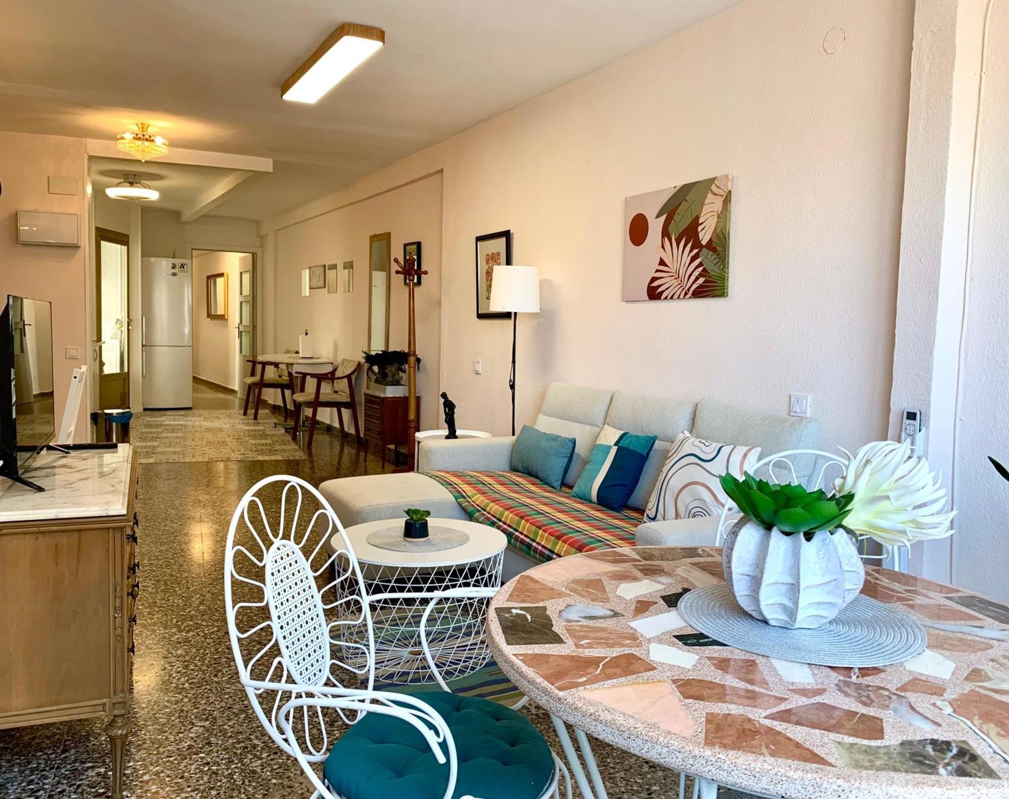 Centrally-Located, Spacious Flat At Historic Centre & Short Walk To Beach Аликанте Екстериор снимка