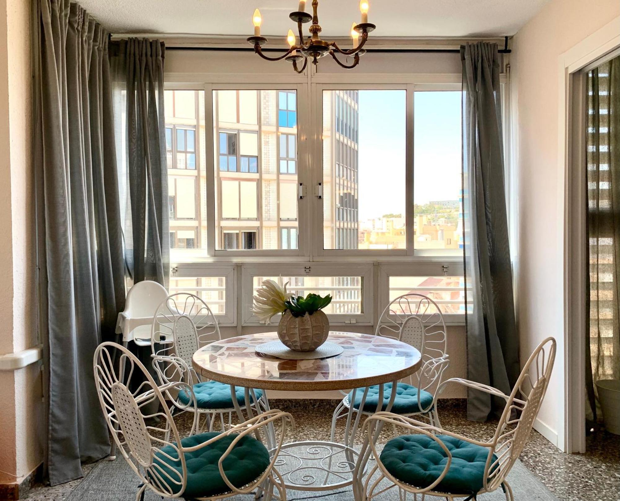 Centrally-Located, Spacious Flat At Historic Centre & Short Walk To Beach Аликанте Екстериор снимка