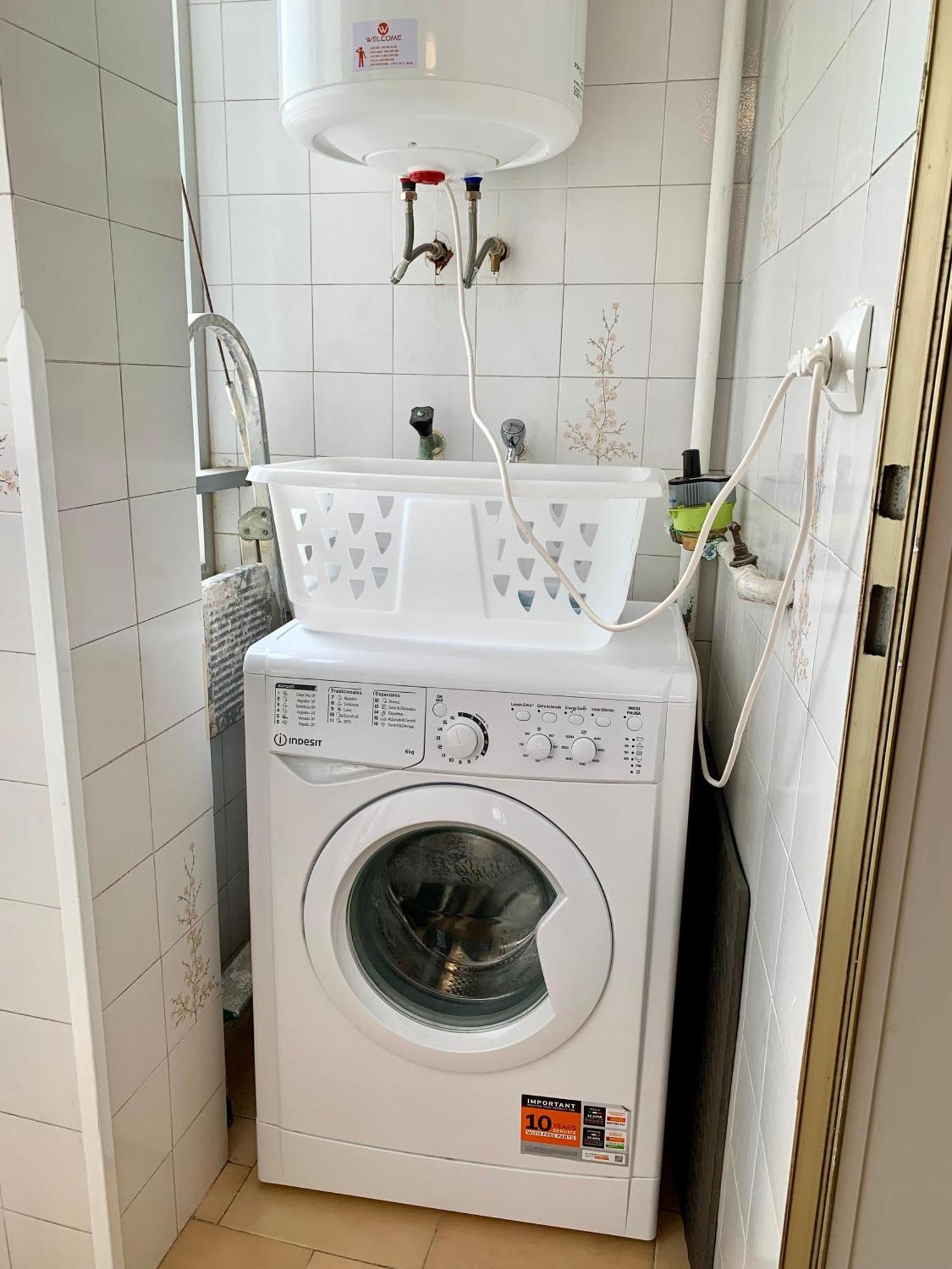 Centrally-Located, Spacious Flat At Historic Centre & Short Walk To Beach Аликанте Екстериор снимка