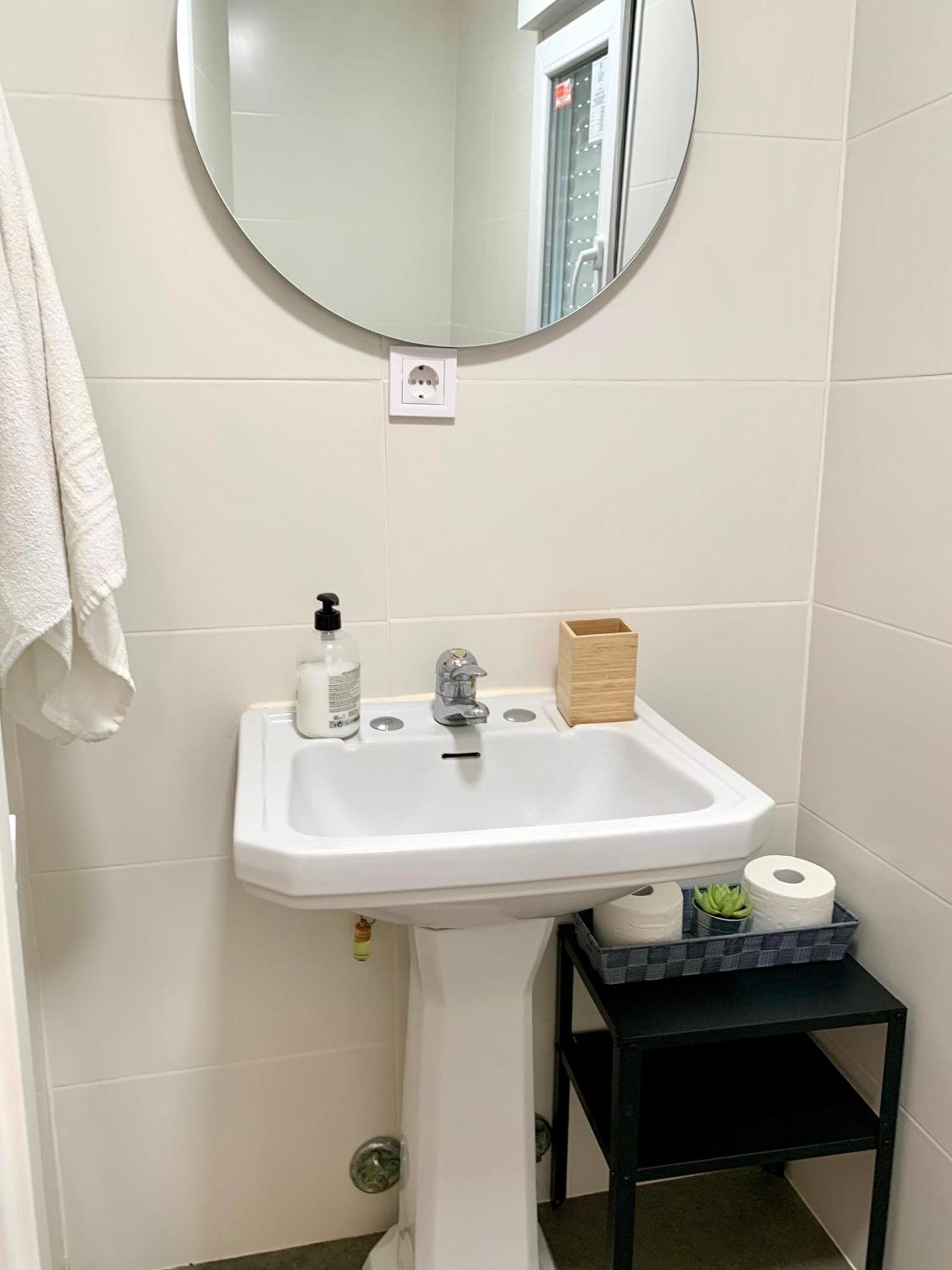 Centrally-Located, Spacious Flat At Historic Centre & Short Walk To Beach Аликанте Екстериор снимка