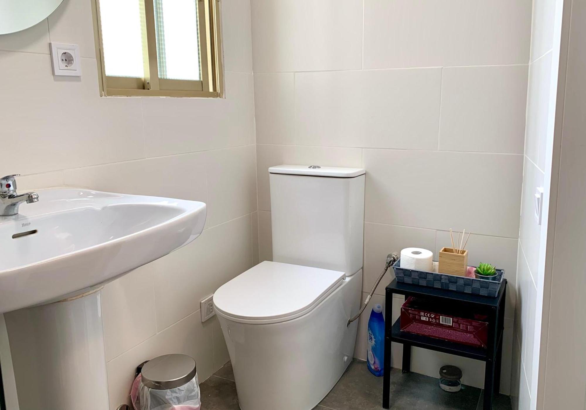 Centrally-Located, Spacious Flat At Historic Centre & Short Walk To Beach Аликанте Екстериор снимка