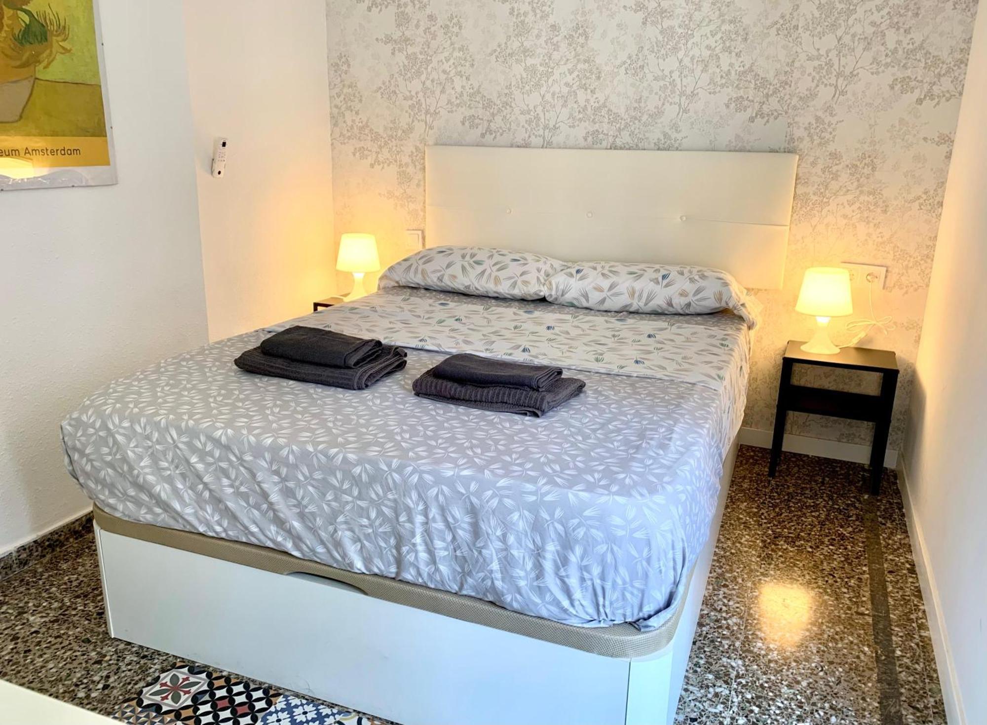 Centrally-Located, Spacious Flat At Historic Centre & Short Walk To Beach Аликанте Екстериор снимка