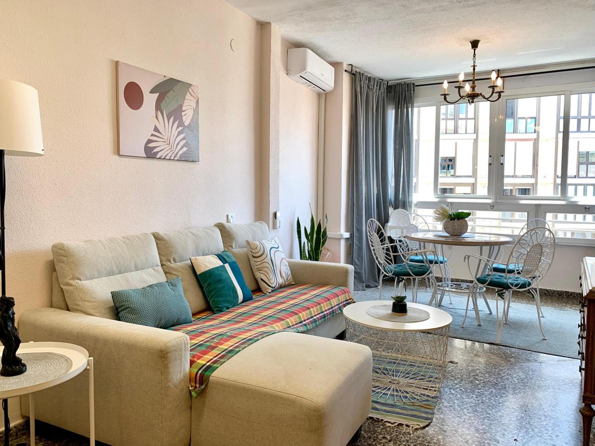 Centrally-Located, Spacious Flat At Historic Centre & Short Walk To Beach Аликанте Екстериор снимка