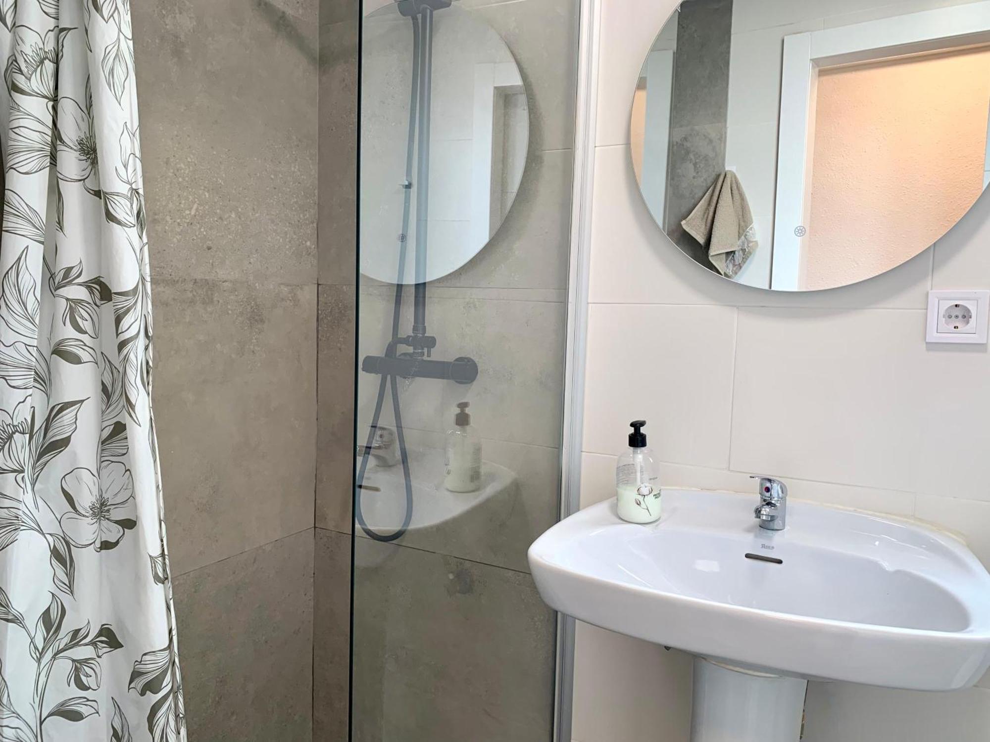 Centrally-Located, Spacious Flat At Historic Centre & Short Walk To Beach Аликанте Екстериор снимка