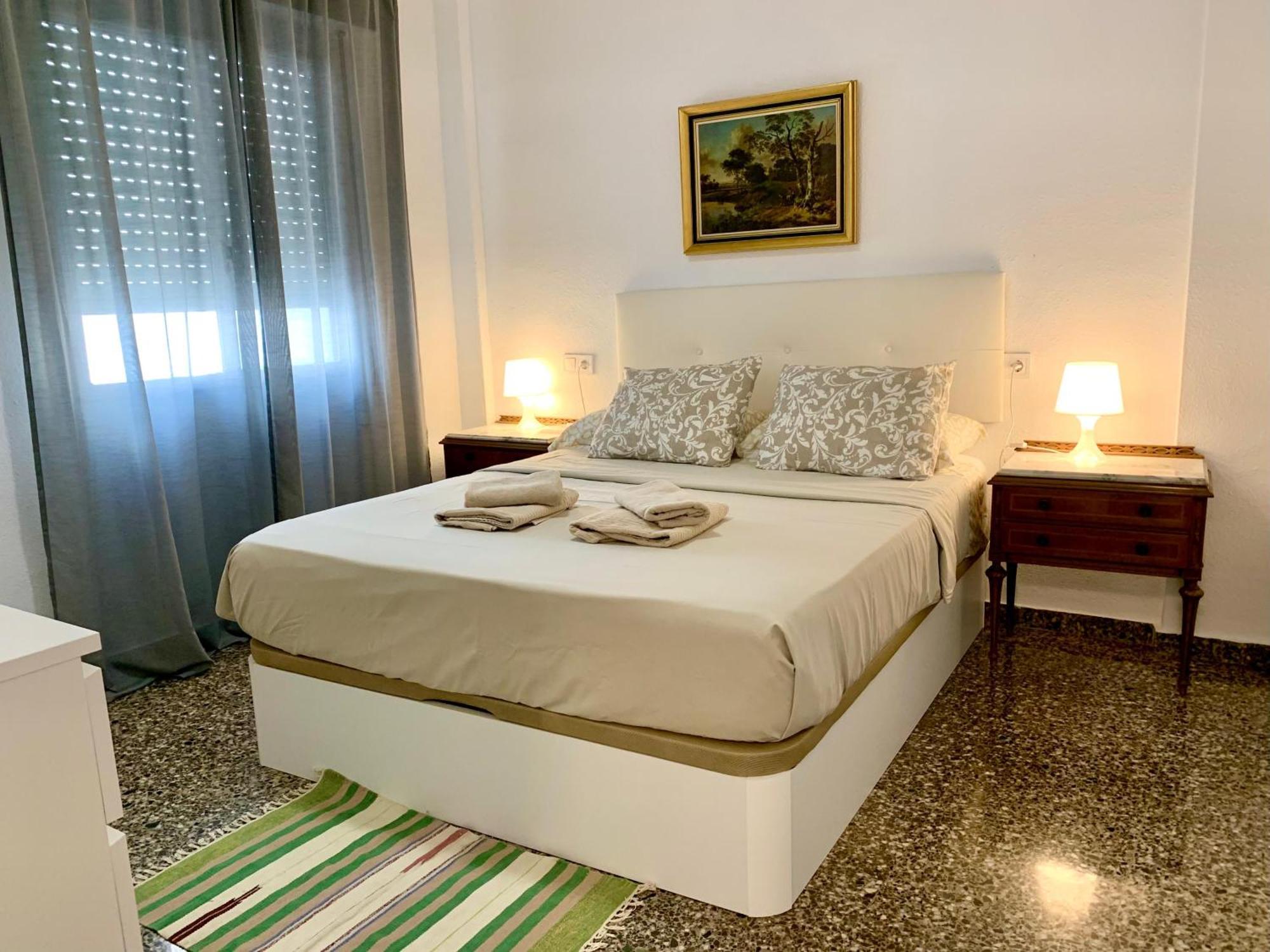 Centrally-Located, Spacious Flat At Historic Centre & Short Walk To Beach Аликанте Екстериор снимка