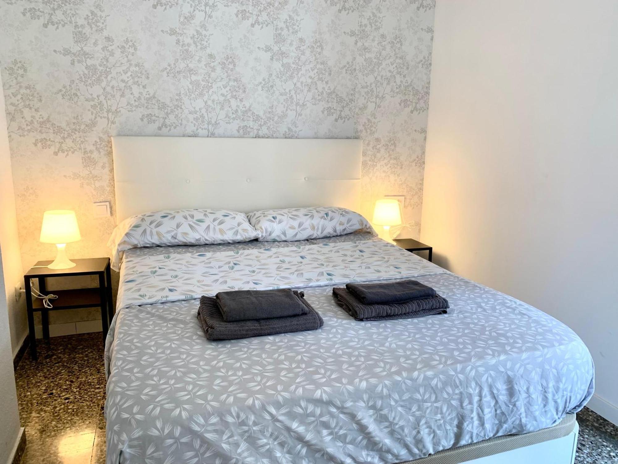 Centrally-Located, Spacious Flat At Historic Centre & Short Walk To Beach Аликанте Екстериор снимка